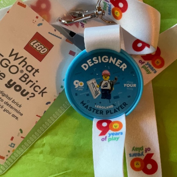 🔵🟡🟣 LEGO LE LANYARD WITH COLLECTABLE POPS 🟣🟡🔵 - Picture 10 of 16